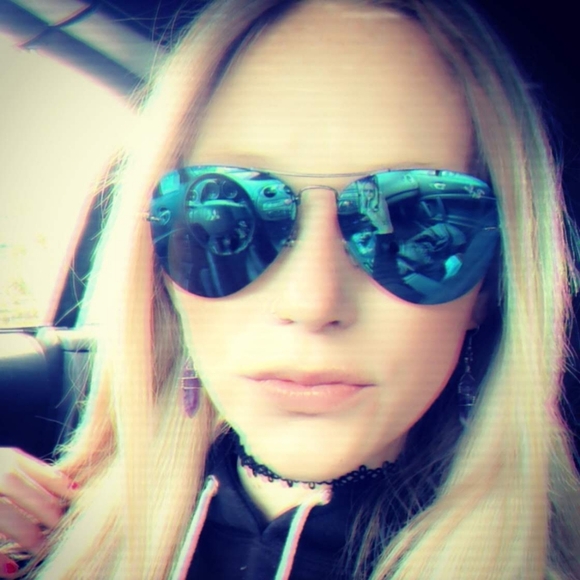 Meet your Posher, Kate 💕🎶✨🍄‍🟫⚡🌎🎨☀️ - Picture 8 of 10